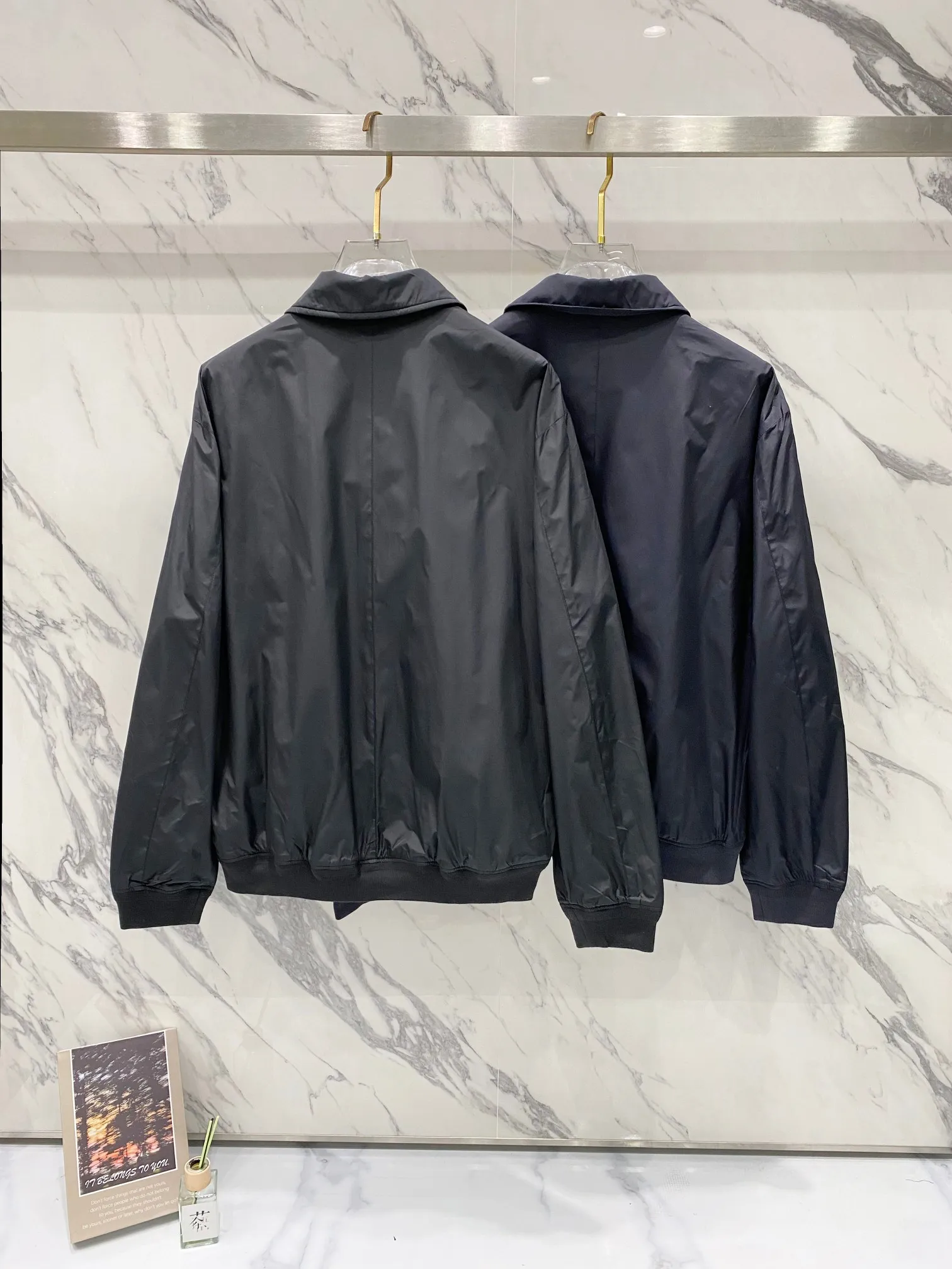 P370 Ralph Lauren classic solid color LOGO embroidered jacket. Original customer-supplied high-quality fabric. Ingredients: 100% T. Added three-proof technology. Windproof, waterproof and anti-fouling. The fabric is added with glue technology. The fabric surface is smooth, crisp and stylish. This style of clothing seems simple and unremarkable, but the workmanship is complex. There are many details. The small lanyard design of the inner pocket also achieves the same details as the original version. The hem and cuff threads are imported high-density high-speed threading machine. The overall tightness and style The pony embroidery on the chest is embroidered with an imported Behringer embroidery machine. The smaller the pattern, the smaller the pattern. It seems simple but is actually complicated! The ropes of the pony, the sticks and the contours of the horse all like the configuration of the embroidery machine. They are simple but not simple. They are made by foreign trade factories. The pockets are opened using a professional template machine. Small details such as threads are manually marked to ensure delivery quality that is unmatched by small workshops. Full clothing accessories and hardware, molded LOGO zipper pullers and horn buckle side LOGOs all require extremely high molds to achieve the effect. The leather head of the zipper puller is made of imported cowhide, which is soft and durable. Color: black (gray embroidery, black slider), dark blue (khaki embroidery, khaki slider)